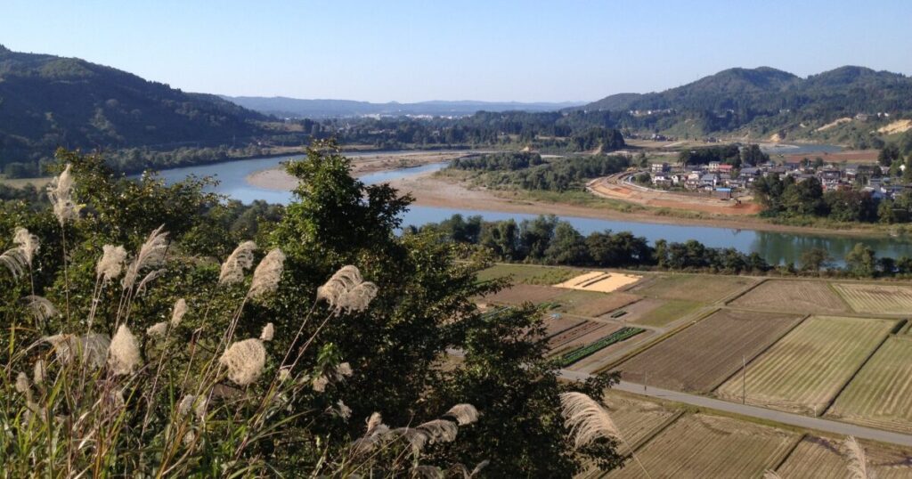 日本の田園風景と川が広がる山間の風景