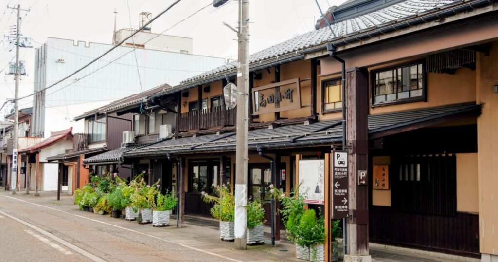 歴史的な町並みが残る高田小町の通り