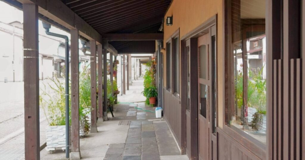 高田小町の木造建築と石畳のアーケード通路