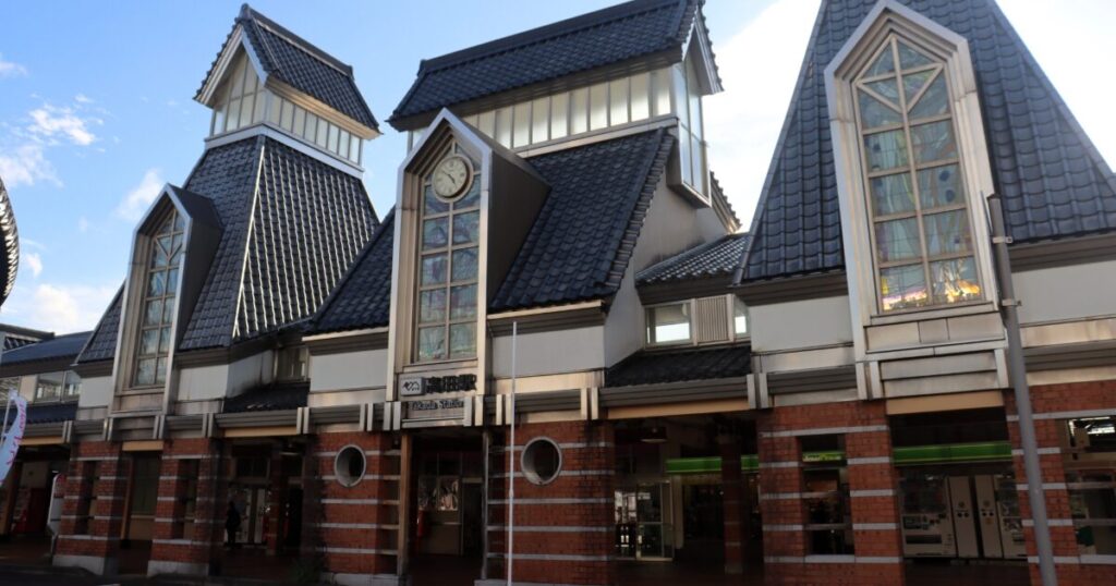 特徴的な屋根と時計塔を持つ高田駅の外観