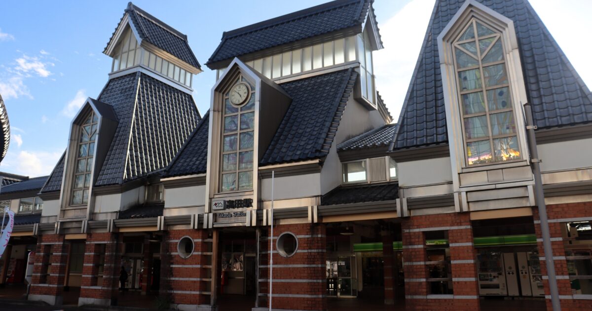 特徴的な屋根と時計塔を持つ高田駅の外観