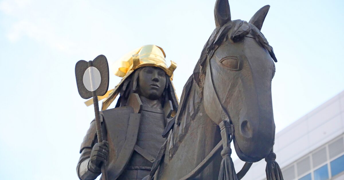 金色の兜をかぶった騎馬武者像のクローズアップ