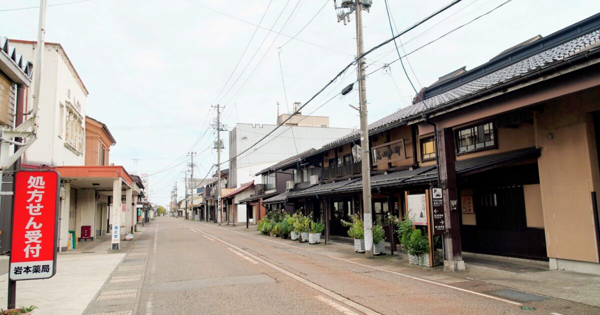 歴史的建物が並ぶ高田小町通りの街並み