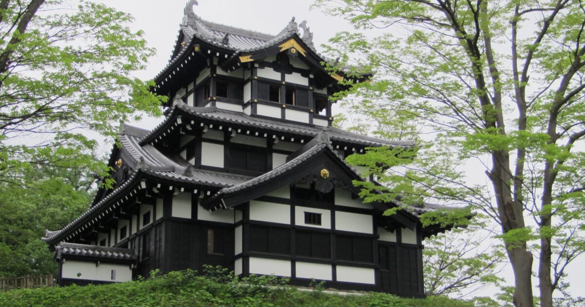 木々に囲まれた日本の伝統的な城郭建築