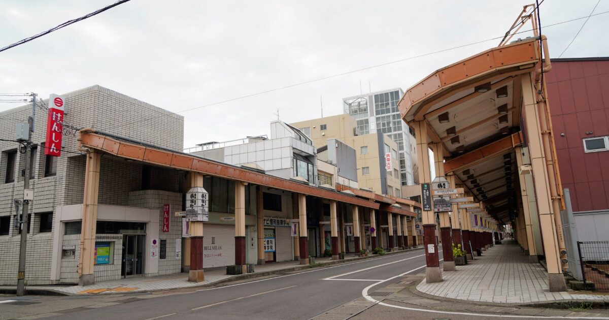 アーケードが並ぶ日本の地方都市の商店街