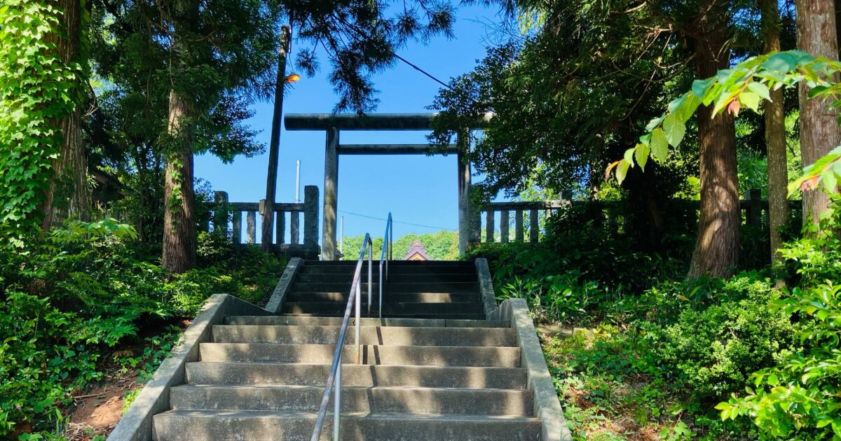 森の中にある石の鳥居と参道階段