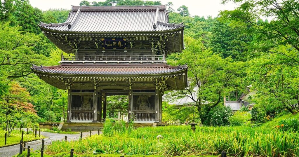木々に囲まれた日本の伝統的な山門