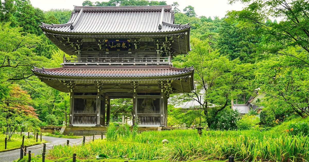 木々に囲まれた日本の伝統的な山門