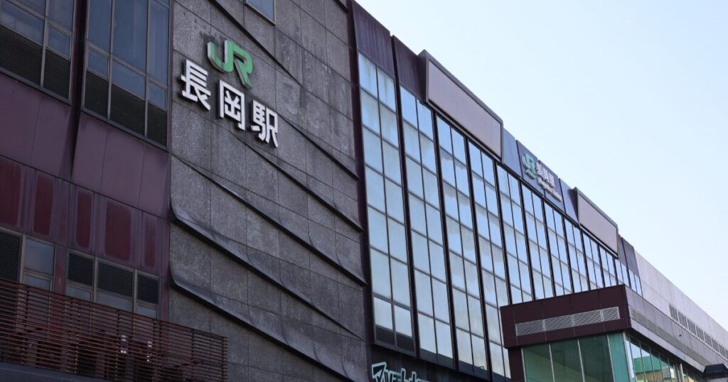 ガラス張りの外観が特徴的な長岡駅の建物