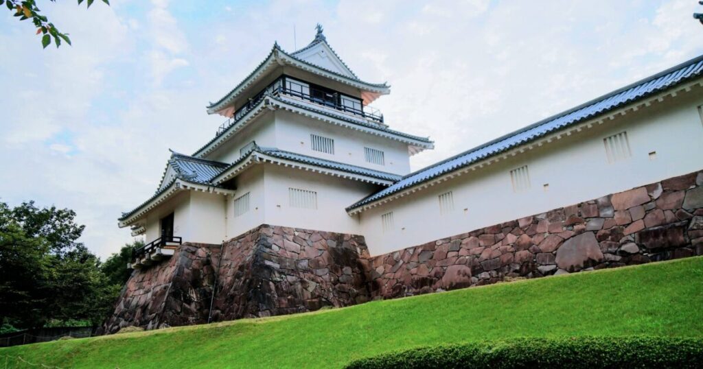 石垣と白壁が美しい高田城の全景