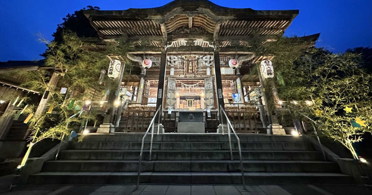 夜にライトアップされた歴史ある神社の拝殿