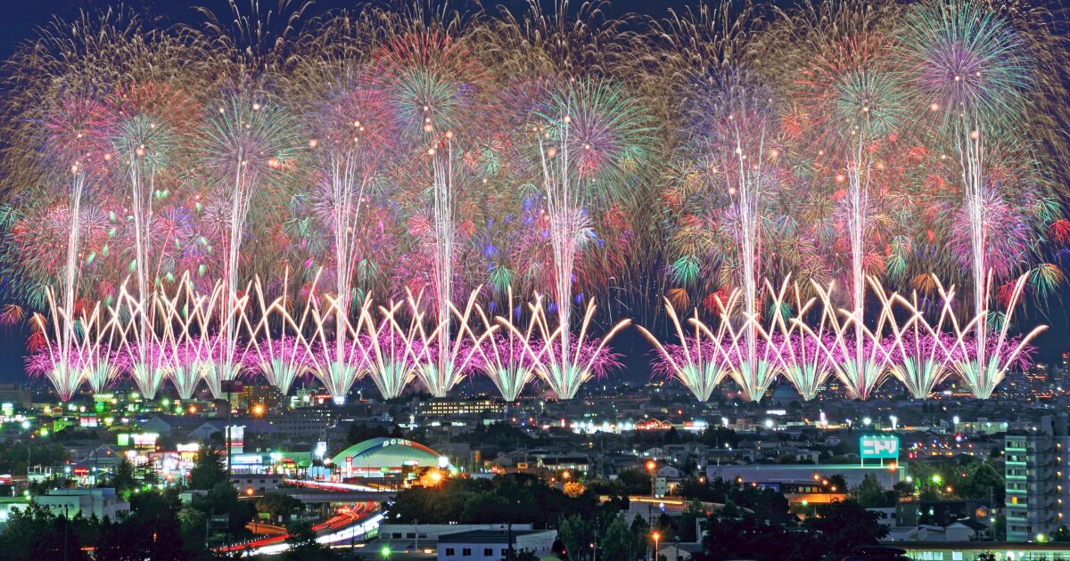 夜空に打ち上がる長岡花火大会の大規模な花火