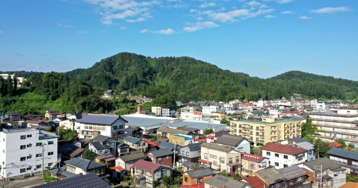 緑豊かな山と住宅街が広がる小千谷市の街並み