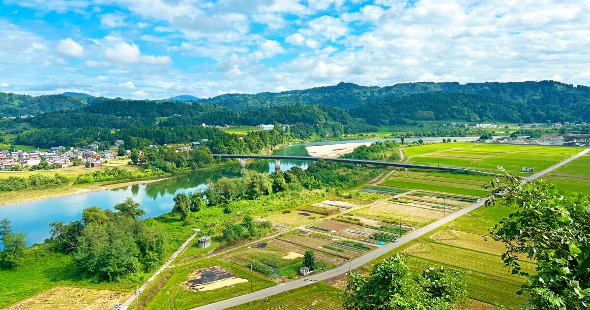 新潟県長岡市の田園風景と川と山並みの景色