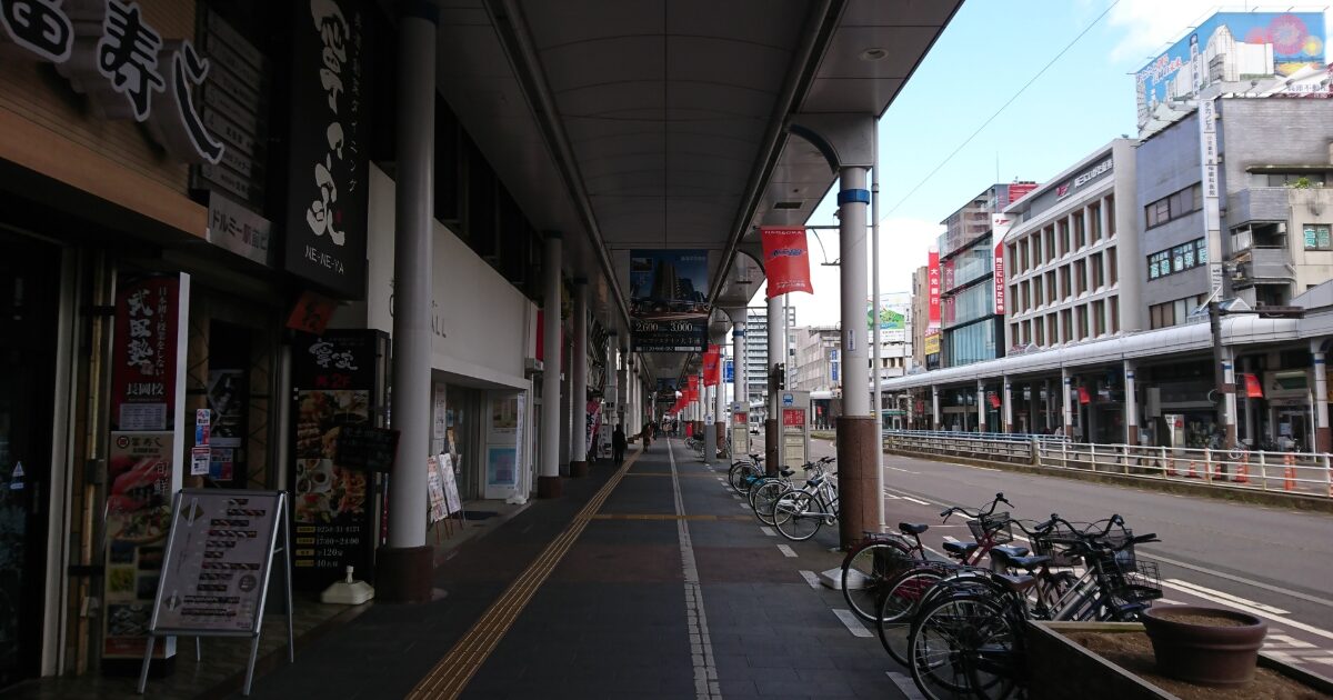 新潟県長岡市のアーケード商店街と店舗の風景