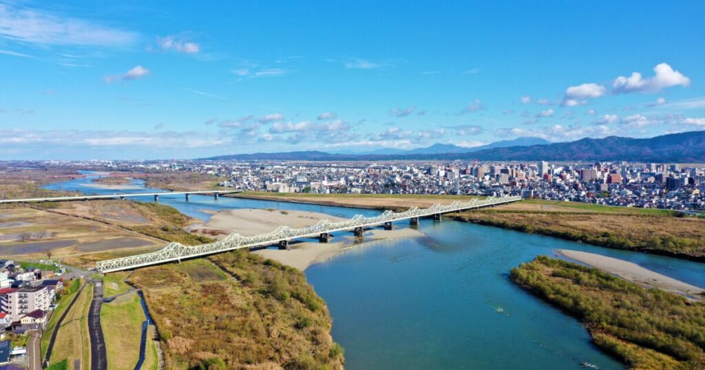 長岡市を流れる信濃川と長生橋の空撮風景