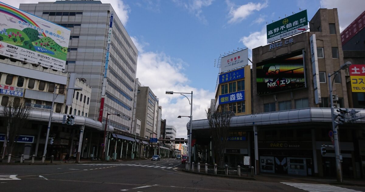 長岡市中心部の交差点とビル群の街並み