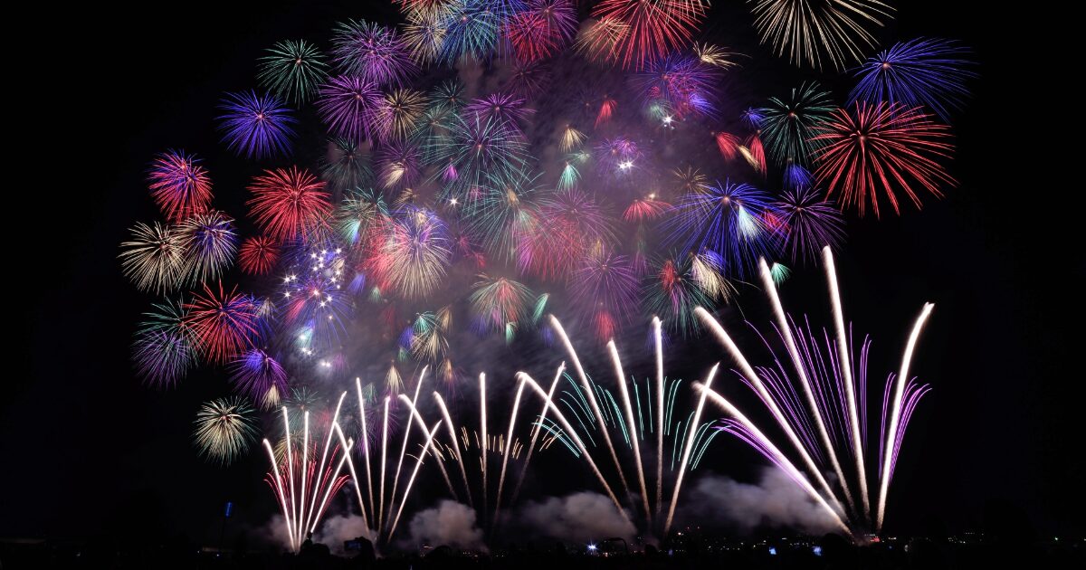 夜空を彩る長岡花火大会の大規模な打ち上げ