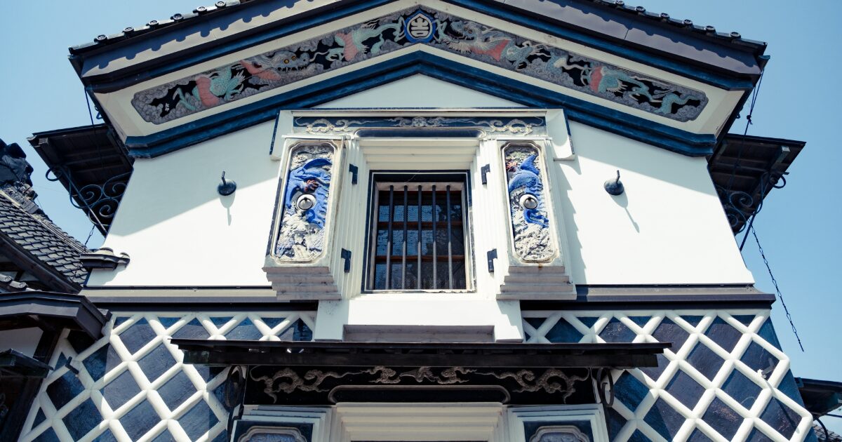 新潟県長岡市摂田屋にある豪華な装飾の土蔵建築