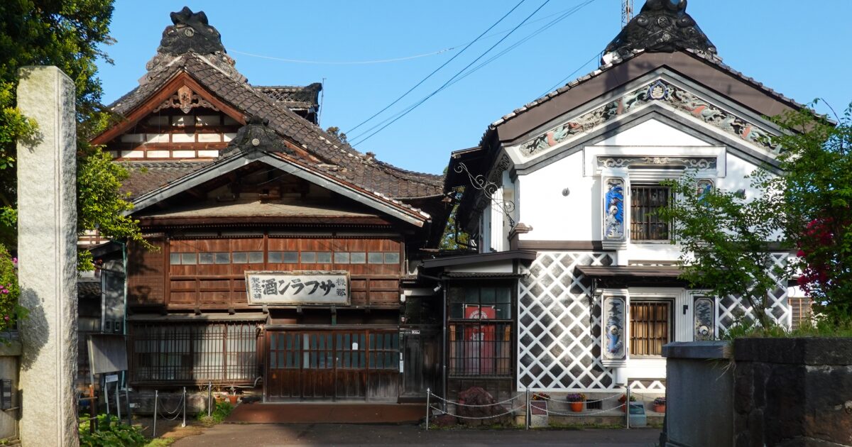 長岡市摂田屋の歴史的な酒蔵と白壁の土蔵建築群