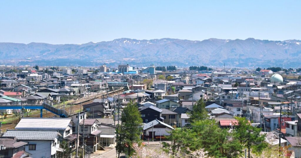 新潟県長岡市の住宅街と山並みの見える風景