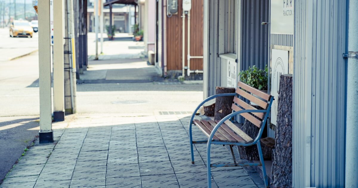 長岡市摂田屋の街角にあるベンチとレトロな建物