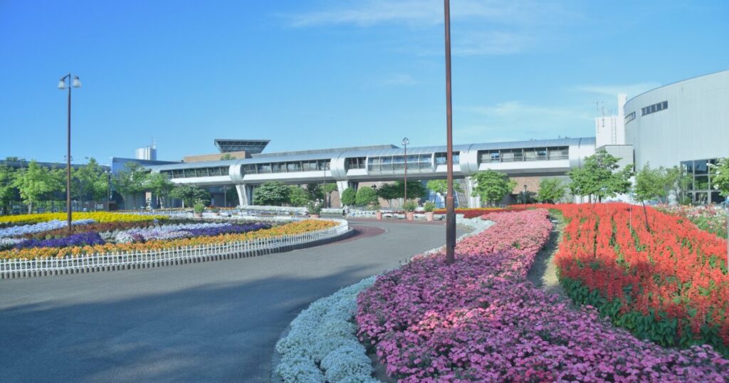 長岡駅前の花いっぱいのロータリーと近代的な建物