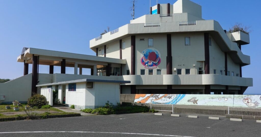 新潟県長岡市の寺泊水族博物館の外観と壁画