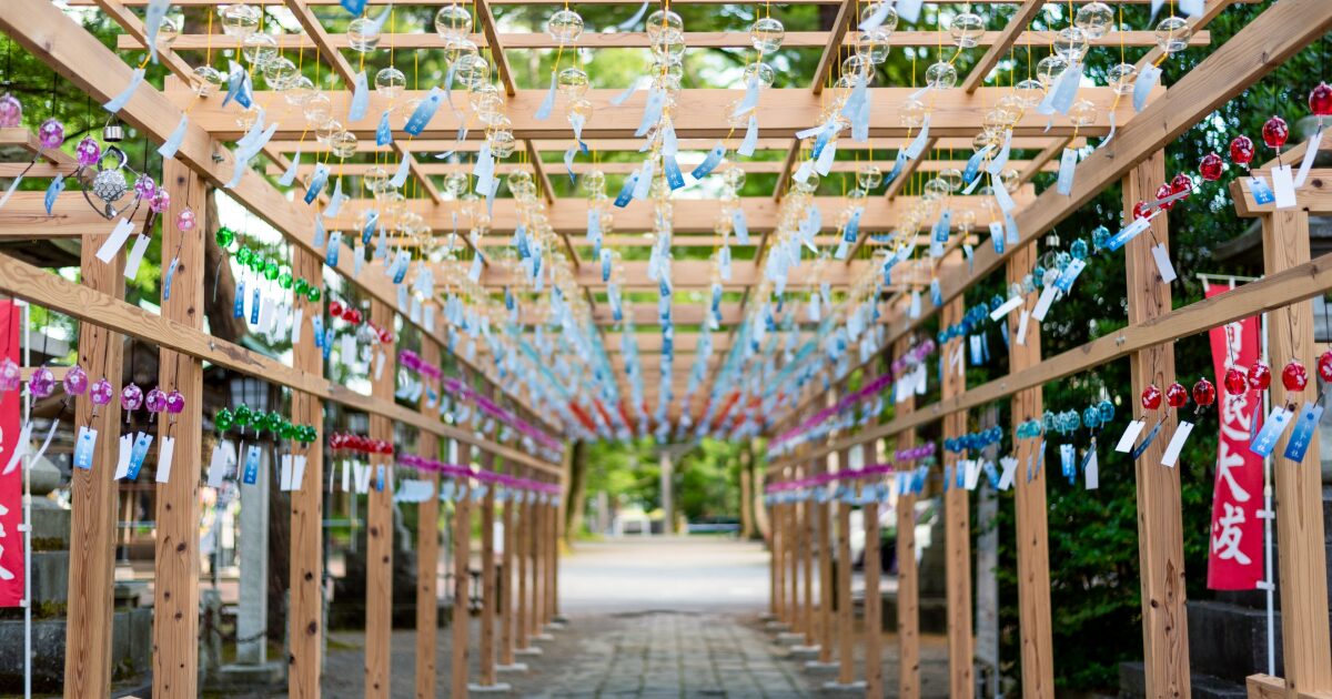 新潟県長岡市の神社に並ぶ風鈴のトンネル