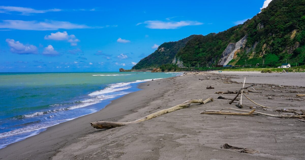 青空と日本海が広がる海岸の風景