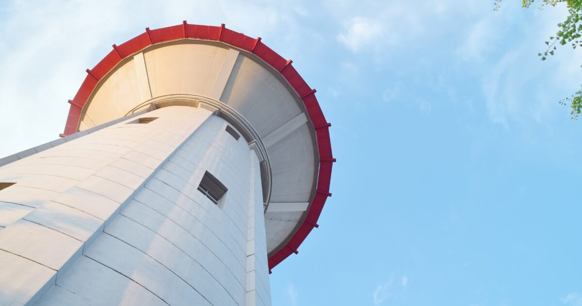 赤い縁取りが特徴的な高い展望タワー