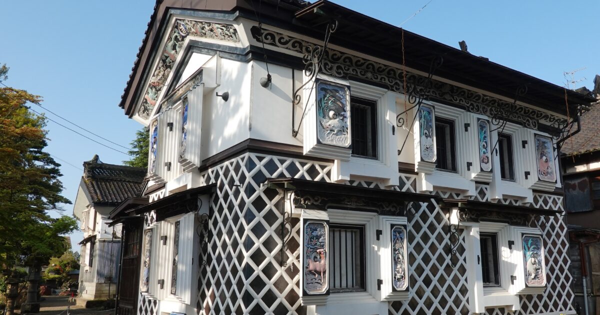 装飾が美しい伝統的な土蔵の建物