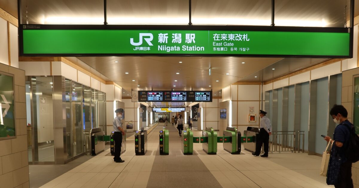 新潟駅東改札口と自動改札機の通路
