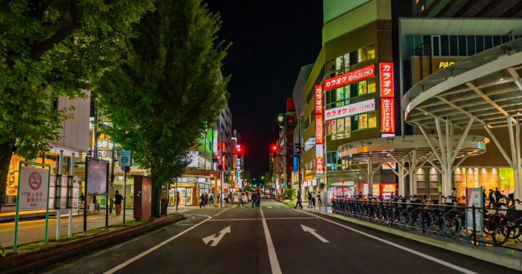 夜の万代シテイ周辺の賑わう街並み