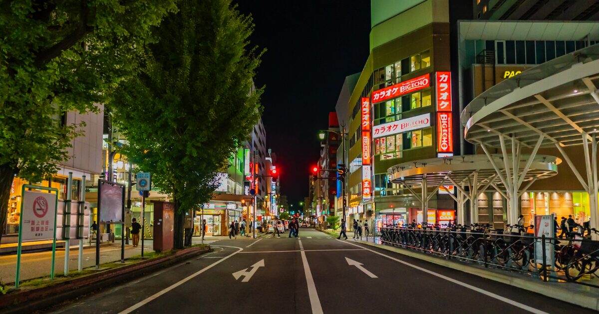 夜の万代シテイ周辺の賑わう街並み