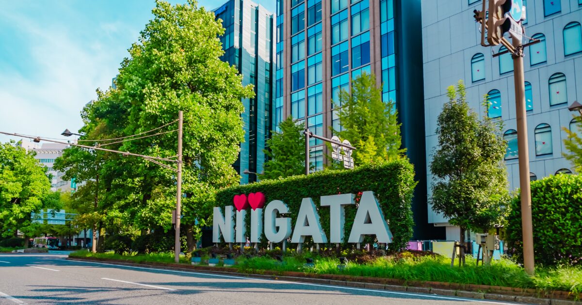 新潟市中心部のNIIGATAモニュメントと高層ビル