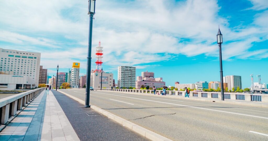 萬代橋の歩道と新潟市街のビル群