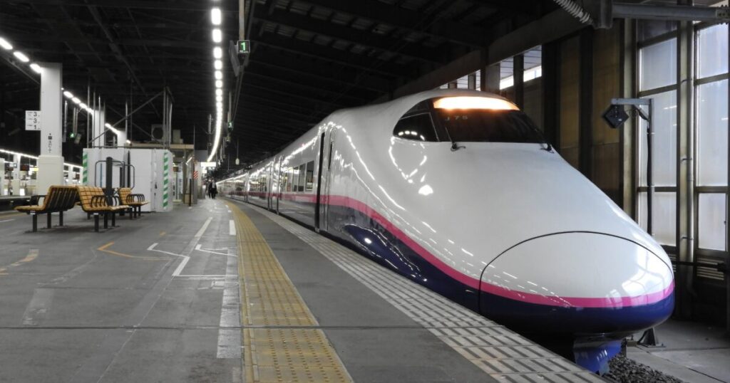 新潟駅の新幹線ホームと停車中の車両