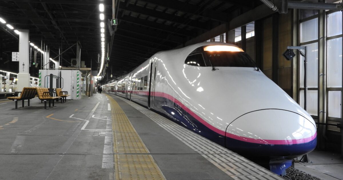 新潟駅の新幹線ホームと停車中の車両