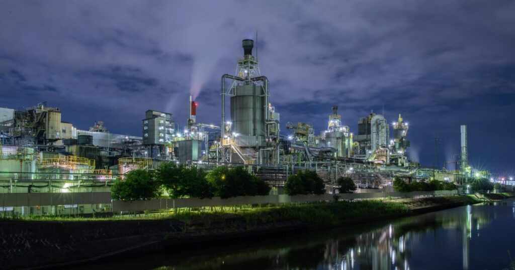 夜景に浮かぶ新潟市の工場群と煙突