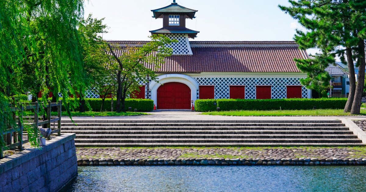 赤煉瓦の旧新潟税関庁舎と前面の運河