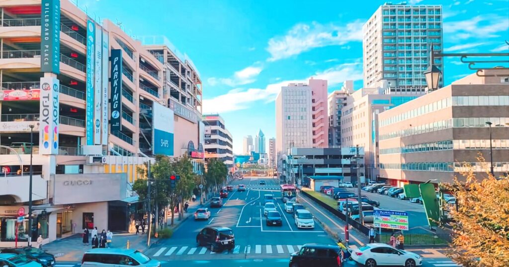 新潟駅万代口付近の商業施設とビルボードプレイス前の交差点