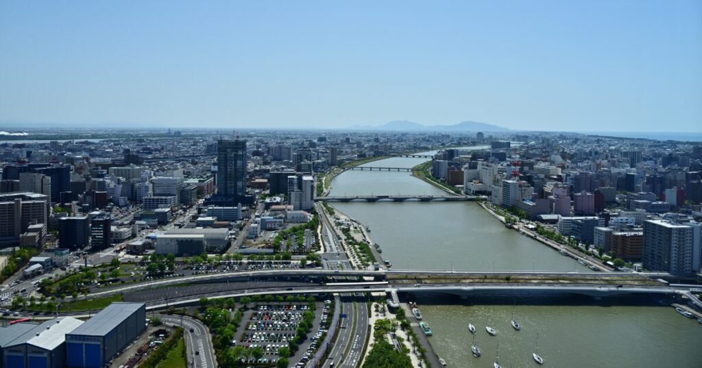 晴天の中、信濃川と新潟市街地を望む朱鷺メッセからの展望
