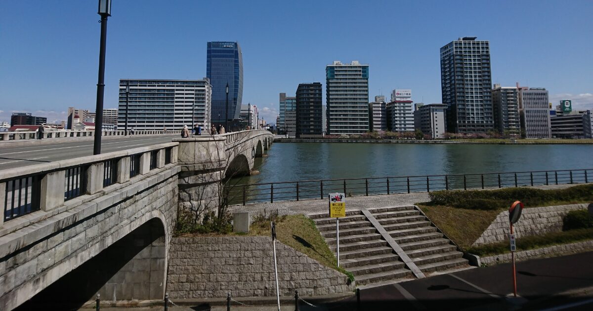 萬代橋と信濃川、対岸に広がる高層ビル群の風景