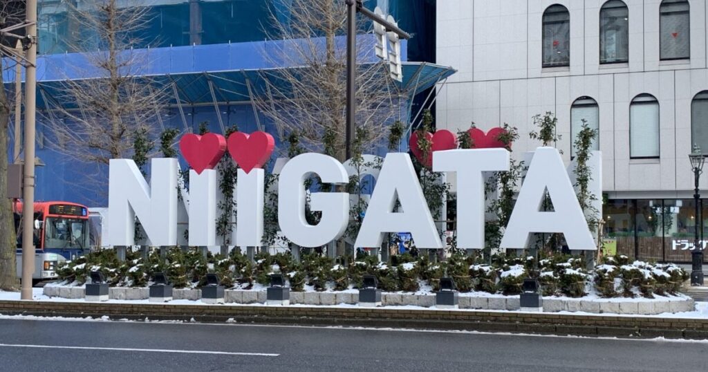 冬の新潟駅前にあるNIIGATAモニュメント