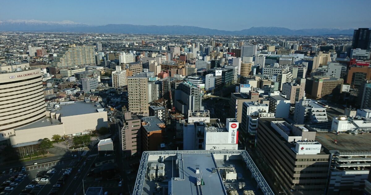 新潟市中心部の高層ビルと街並みを見渡すパノラマビュー