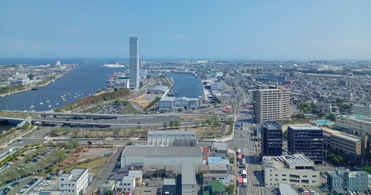 新潟港と朱鷺メッセを中心に広がる臨海都市の俯瞰風景