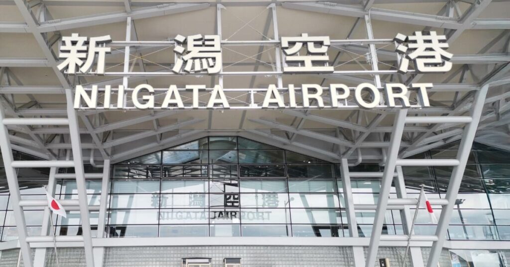 新潟空港のエントランスにある大型サインとガラス張りの建物