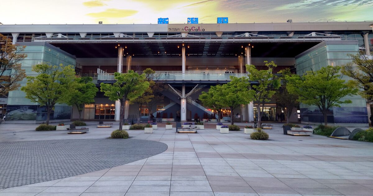 夕暮れ時の新潟駅南口と商業施設ココロ本館の外観
