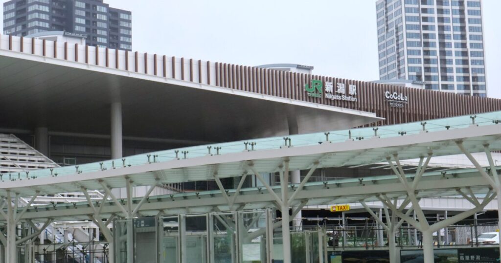新しく整備された新潟駅の外観と駅前ロータリー